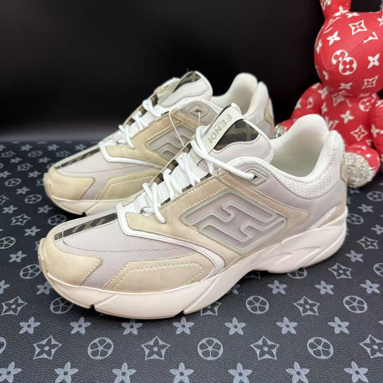 95新 FENDI/芬迪 男士米灰色Faster运动鞋41欧码 kke677