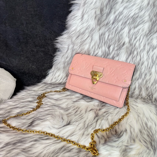 95新 LouisVuitton/路易威登 樱花粉压纹vavin斜挎包