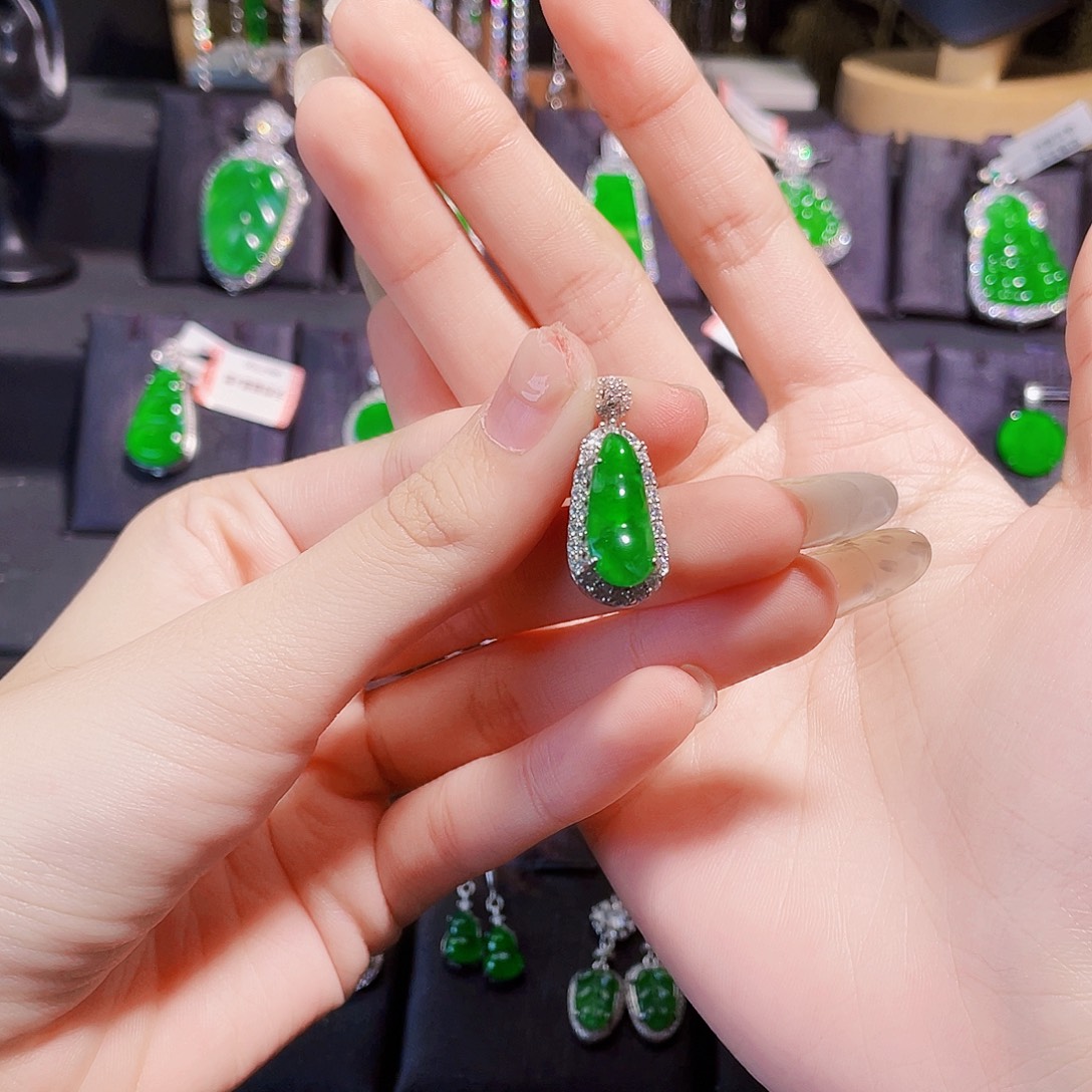 小***条翡翠银S925镶嵌颈饰福豆