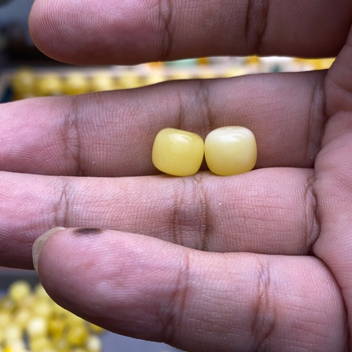 琥珀裸石未镶嵌沐*47号9.6*8.4左右2颗