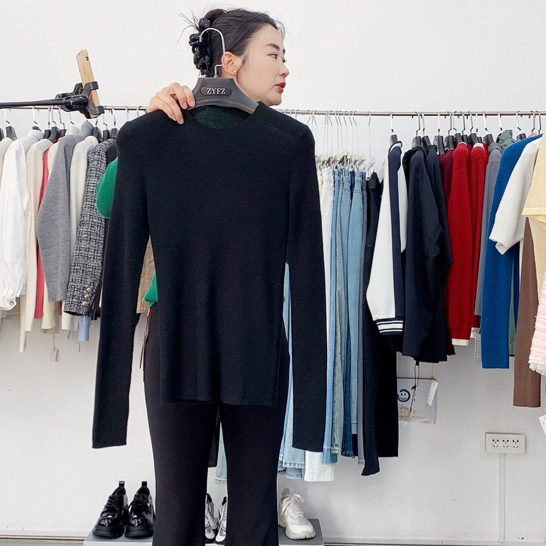 黑色修身款针织衫