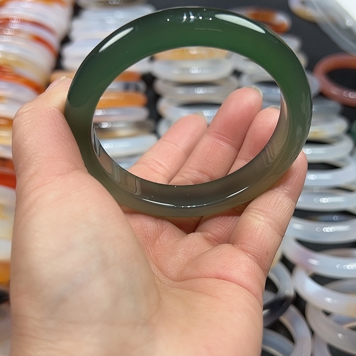 玛瑙/玉髓手镯未镶嵌60有包容