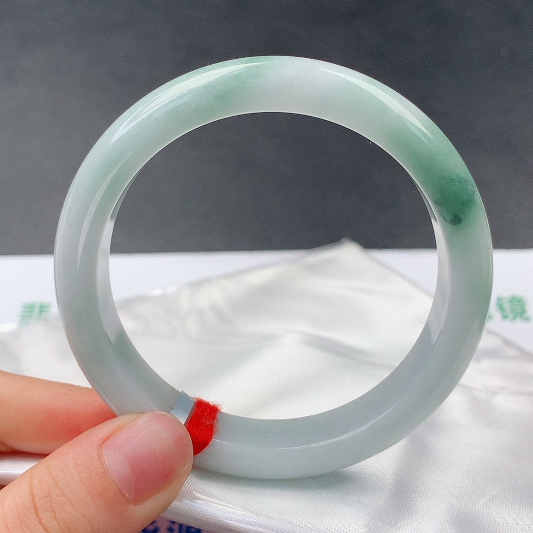 翡翠手镯未镶嵌0027正58。