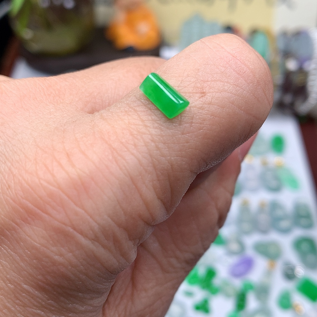 翡翠裸石缅甸天然A货翡翠阳绿条形