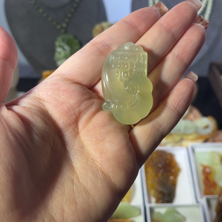 蛇纹石玉颈饰未镶嵌