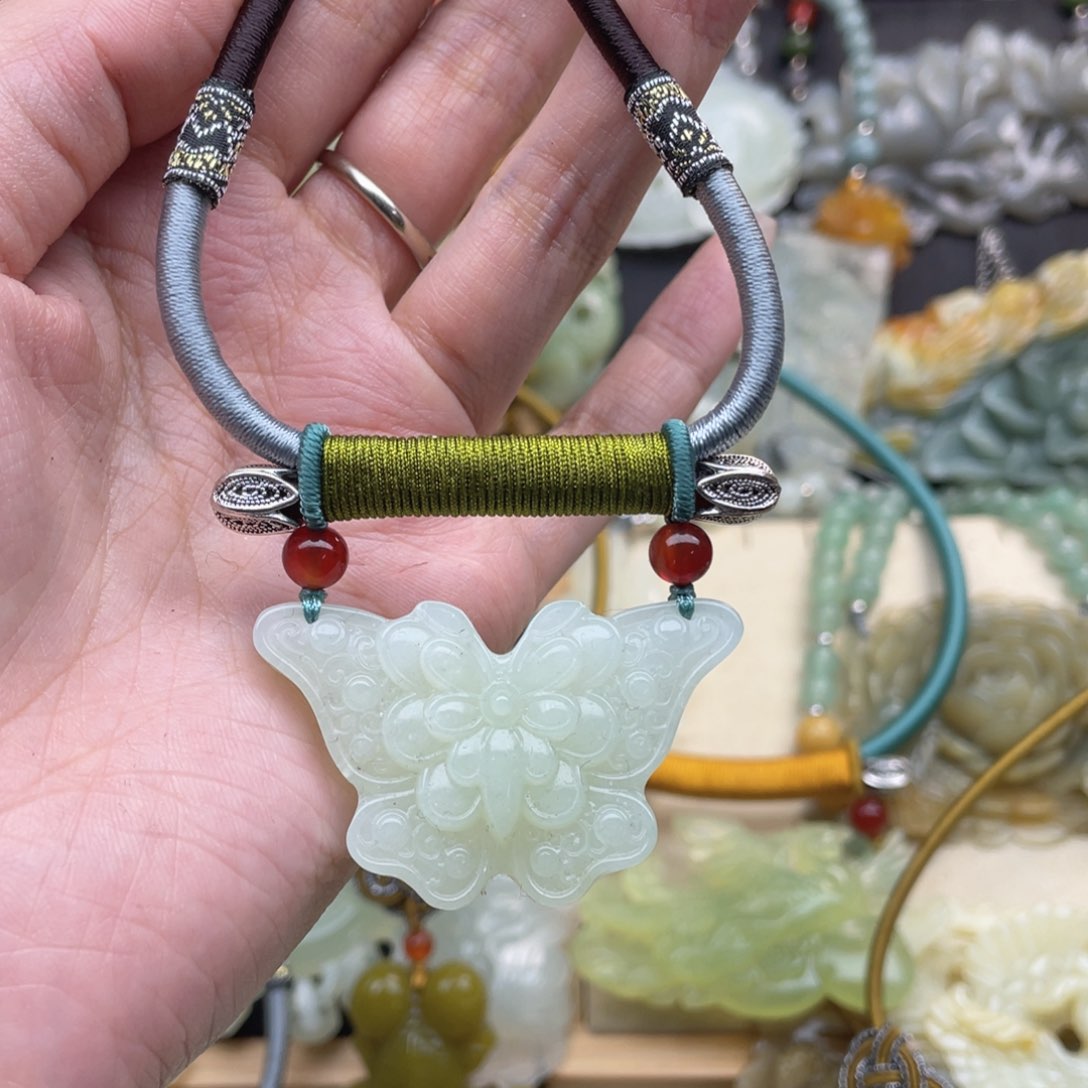 蛇纹石玉颈饰未镶嵌