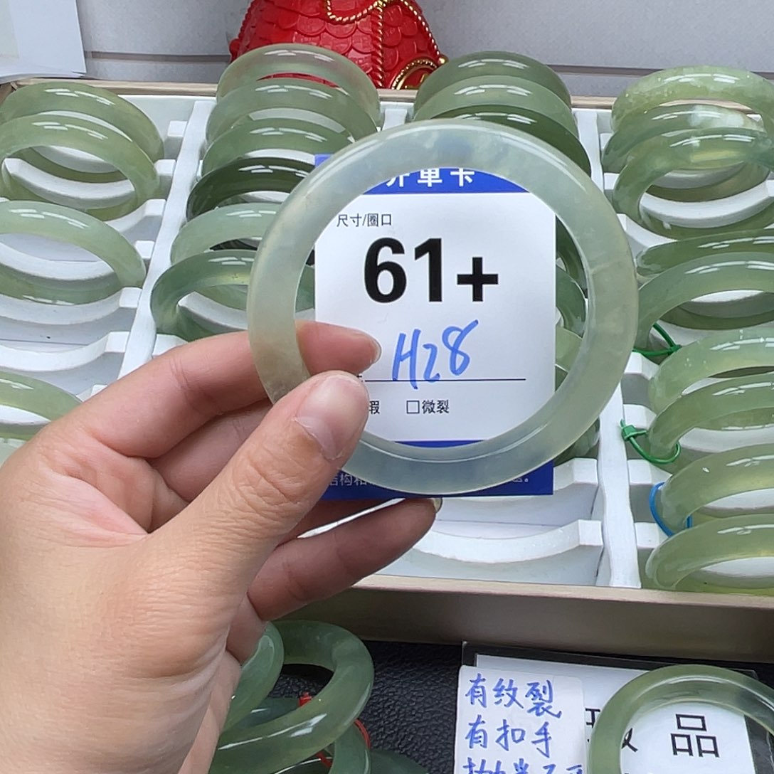 蛇纹石玉手镯未镶嵌