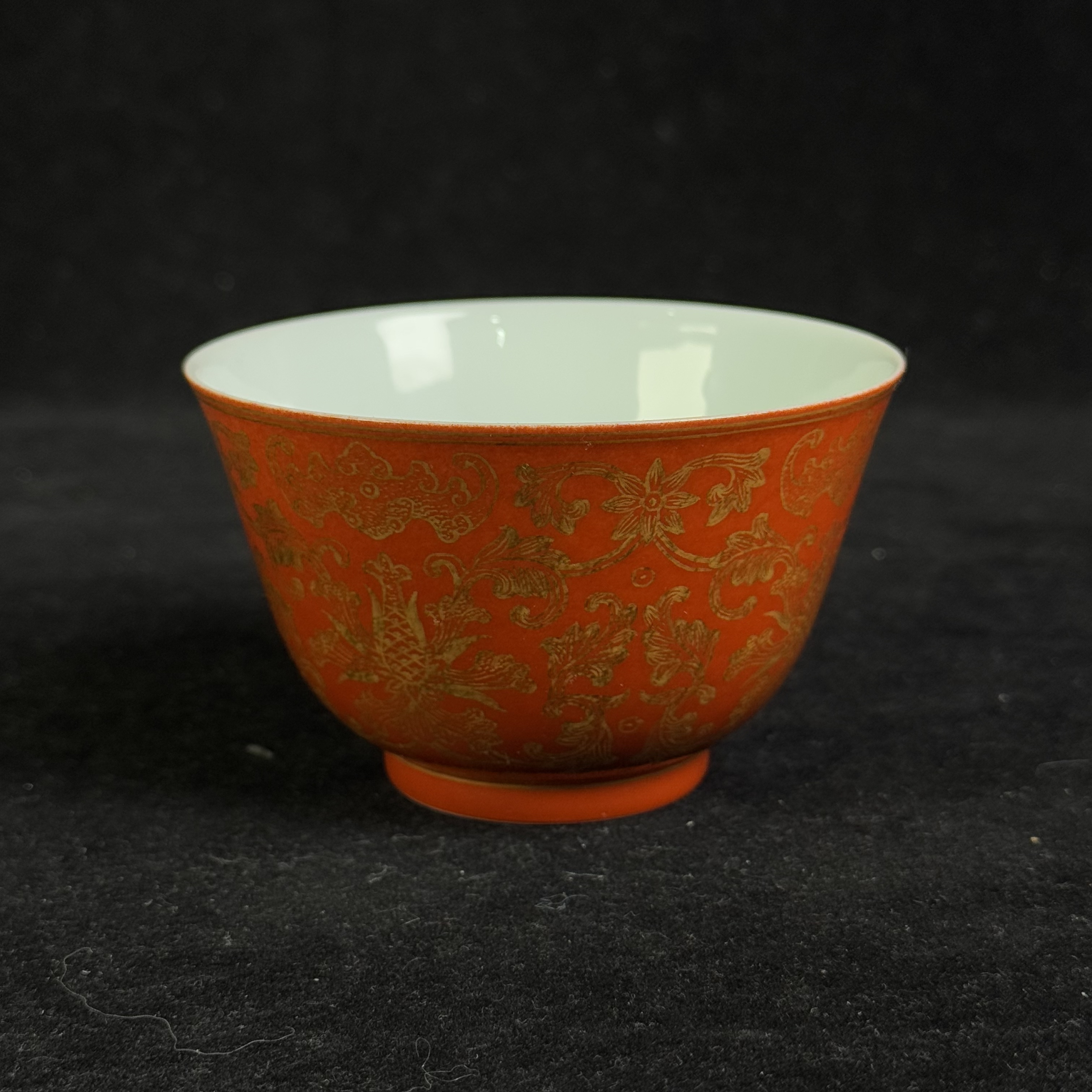 Y珊瑚红地描金缠枝莲纹杯