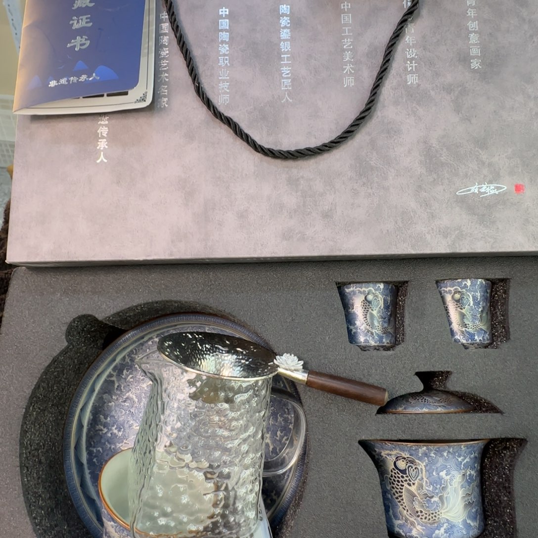 当代艺术家辞典等多部著作