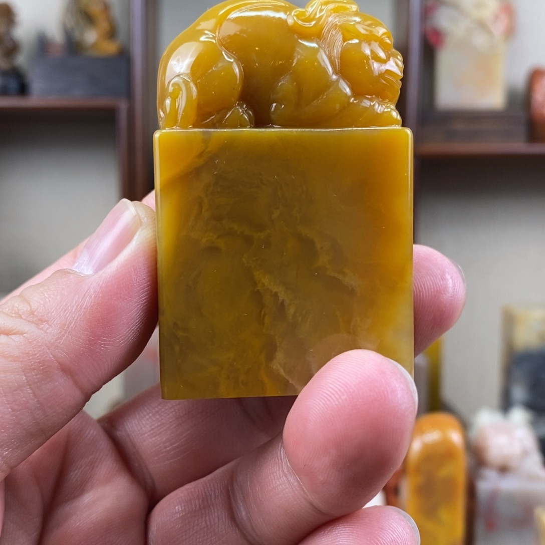 巴林石印石巴林石黄冻手工雕古兽钮章