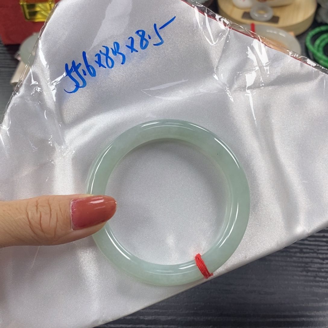 翡翠手镯未镶嵌自*渡天然翡翠