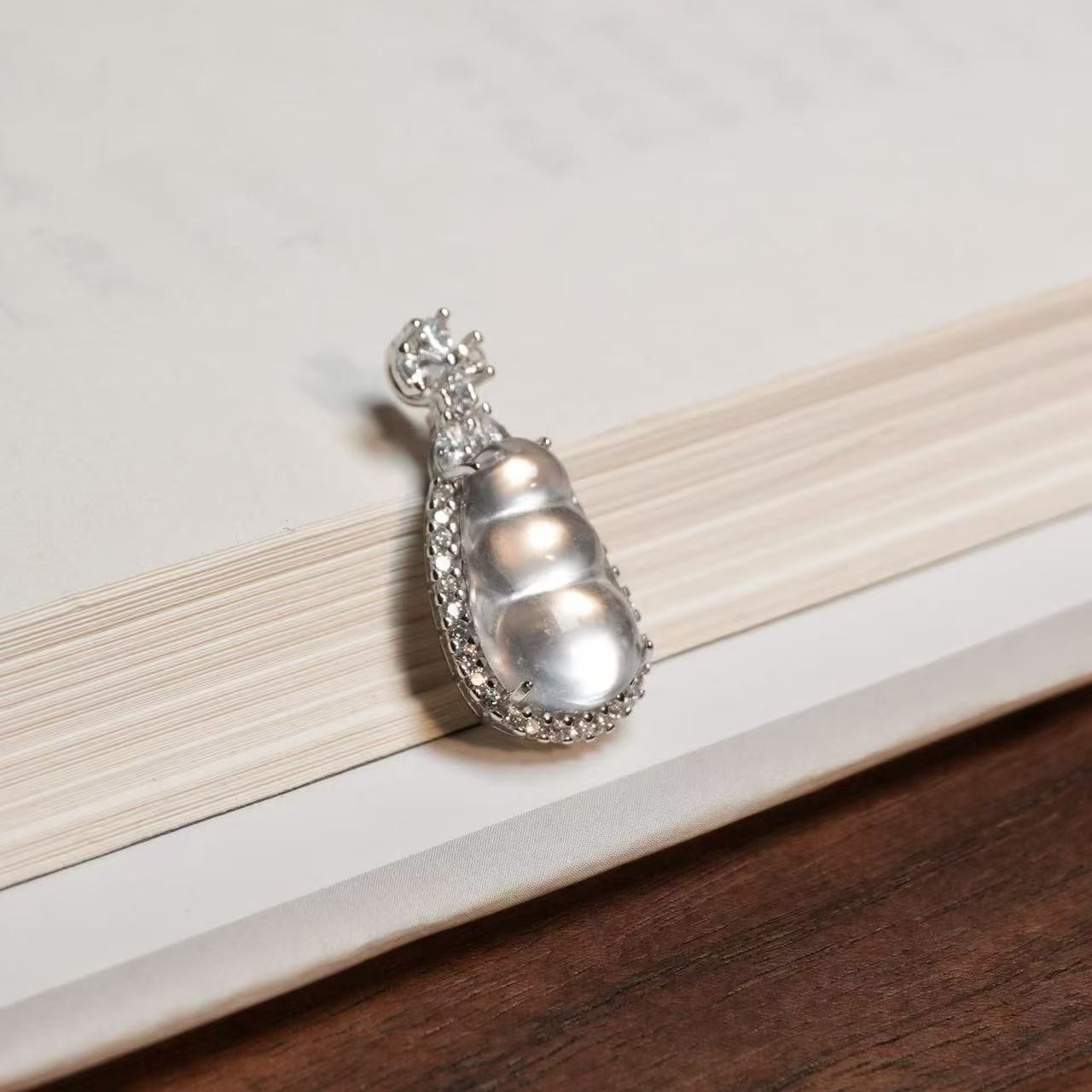 C1403 石英质玉银S925镶嵌 三花扣水沫子豆子吊坠