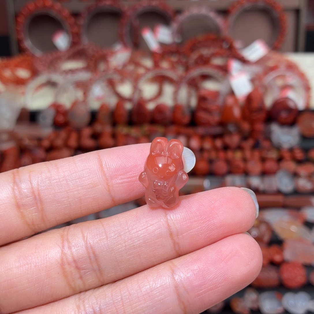 南红玛瑙未镶嵌颈饰小兔子