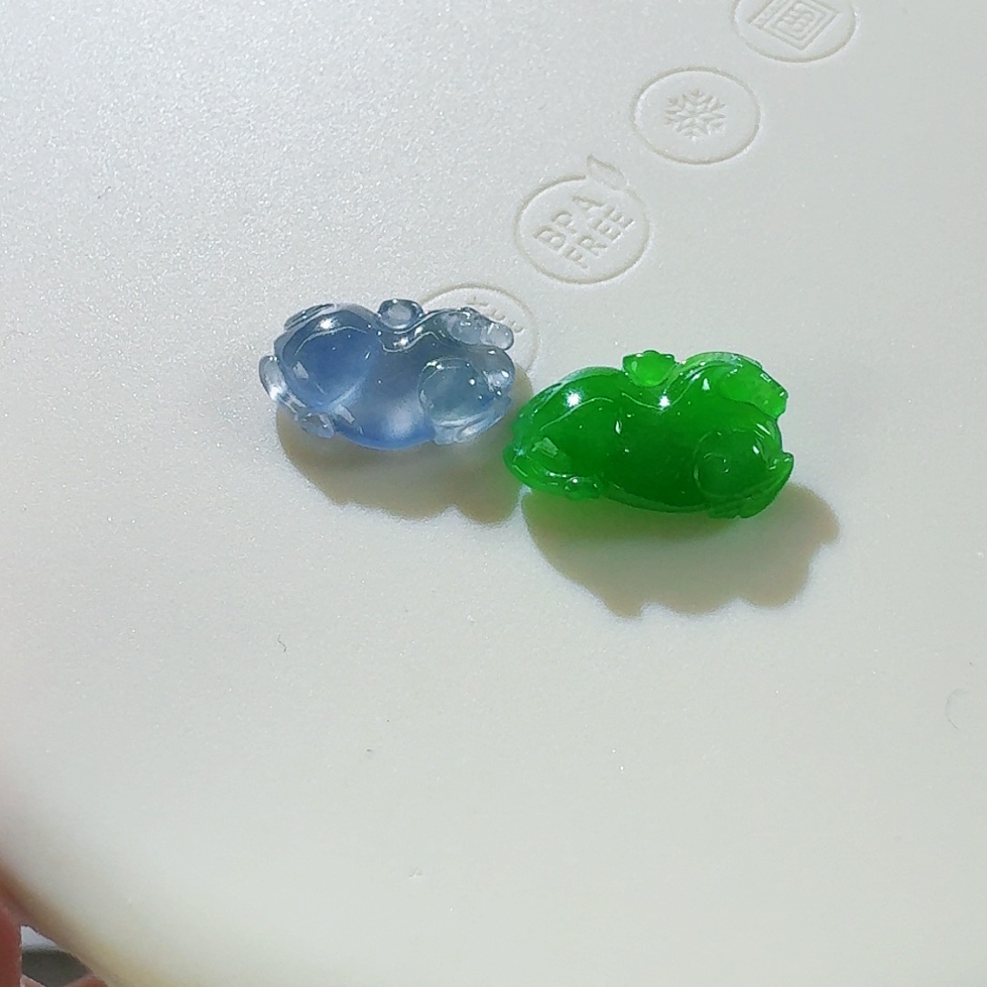 翡翠颈饰未镶嵌马上有钱一对