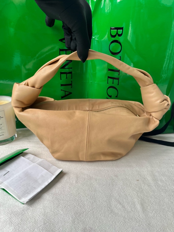 95新 BOTTEGA VENETA/葆蝶家 BV奶茶色打结饺子云朵包手提包