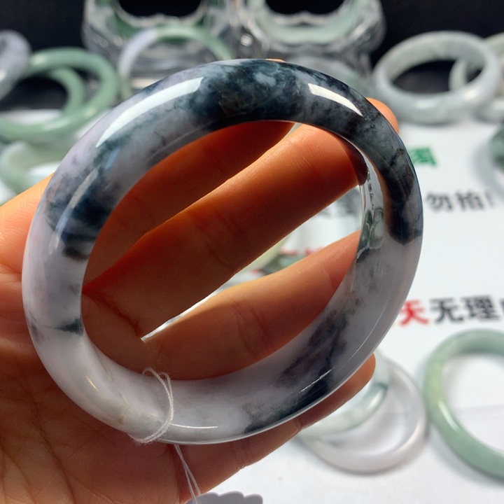 翡翠未镶嵌手镯18号。58.9圈