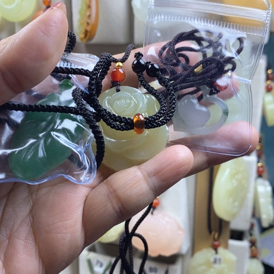 颈饰未镶嵌石英质玉（金丝玉）薇**w