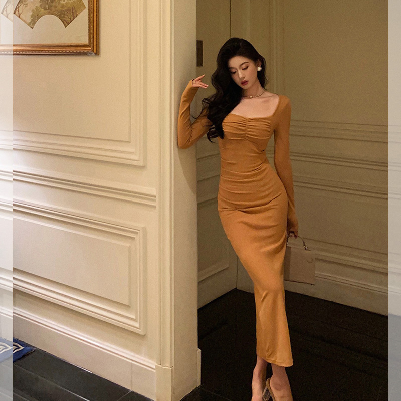 528温柔方领长袖连衣裙女2024早秋新款法式气质修身包臀长裙3316