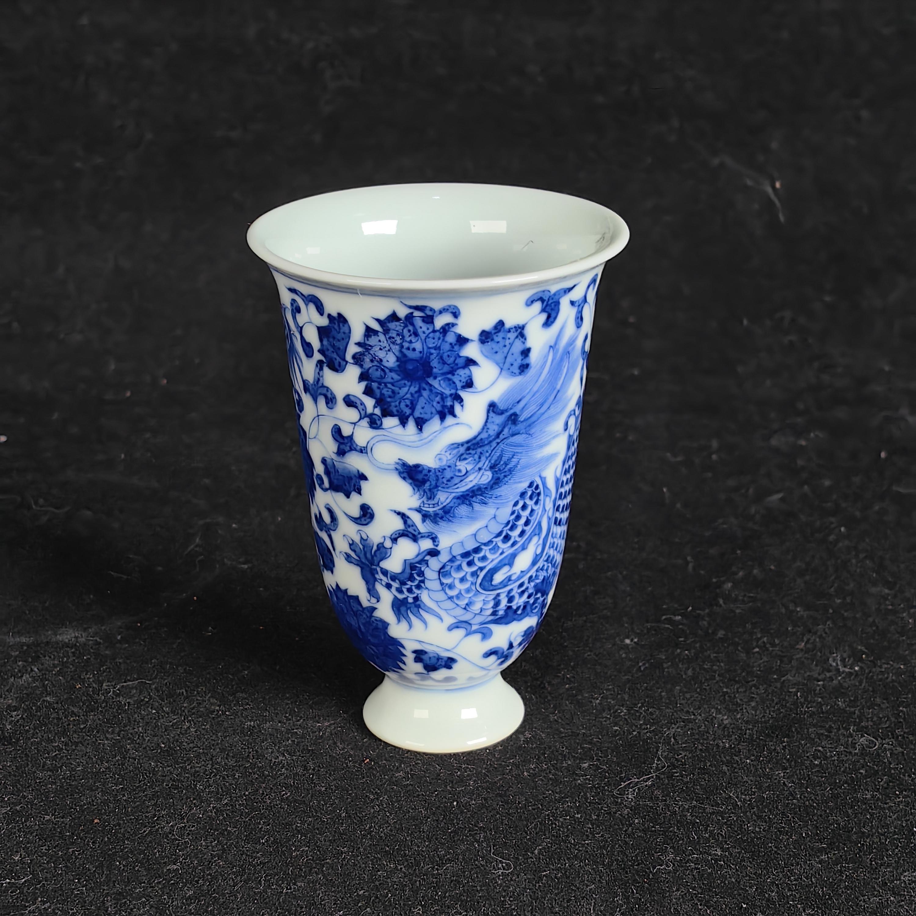 青花龙穿花纹杯