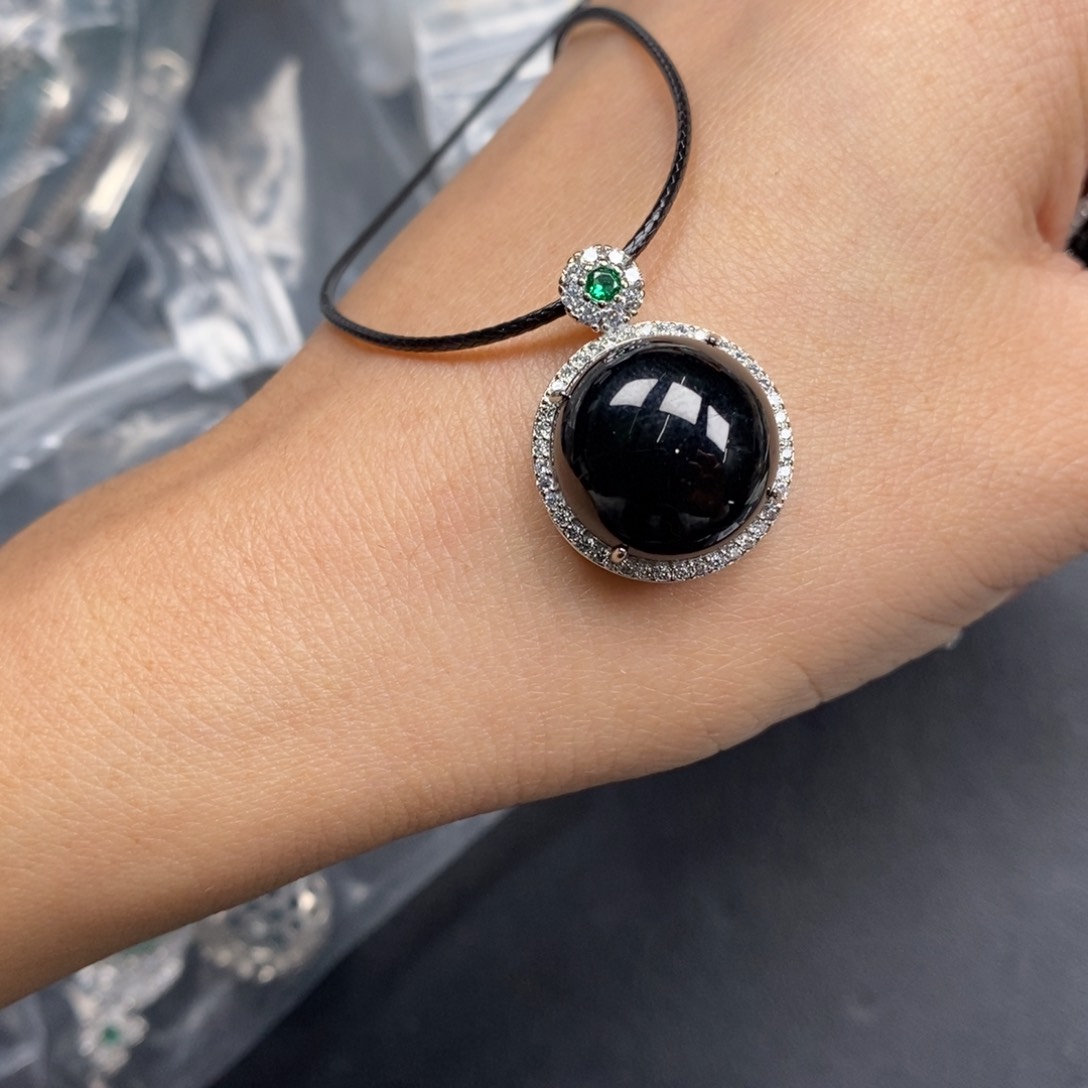 翡翠颈饰未镶嵌翡翠