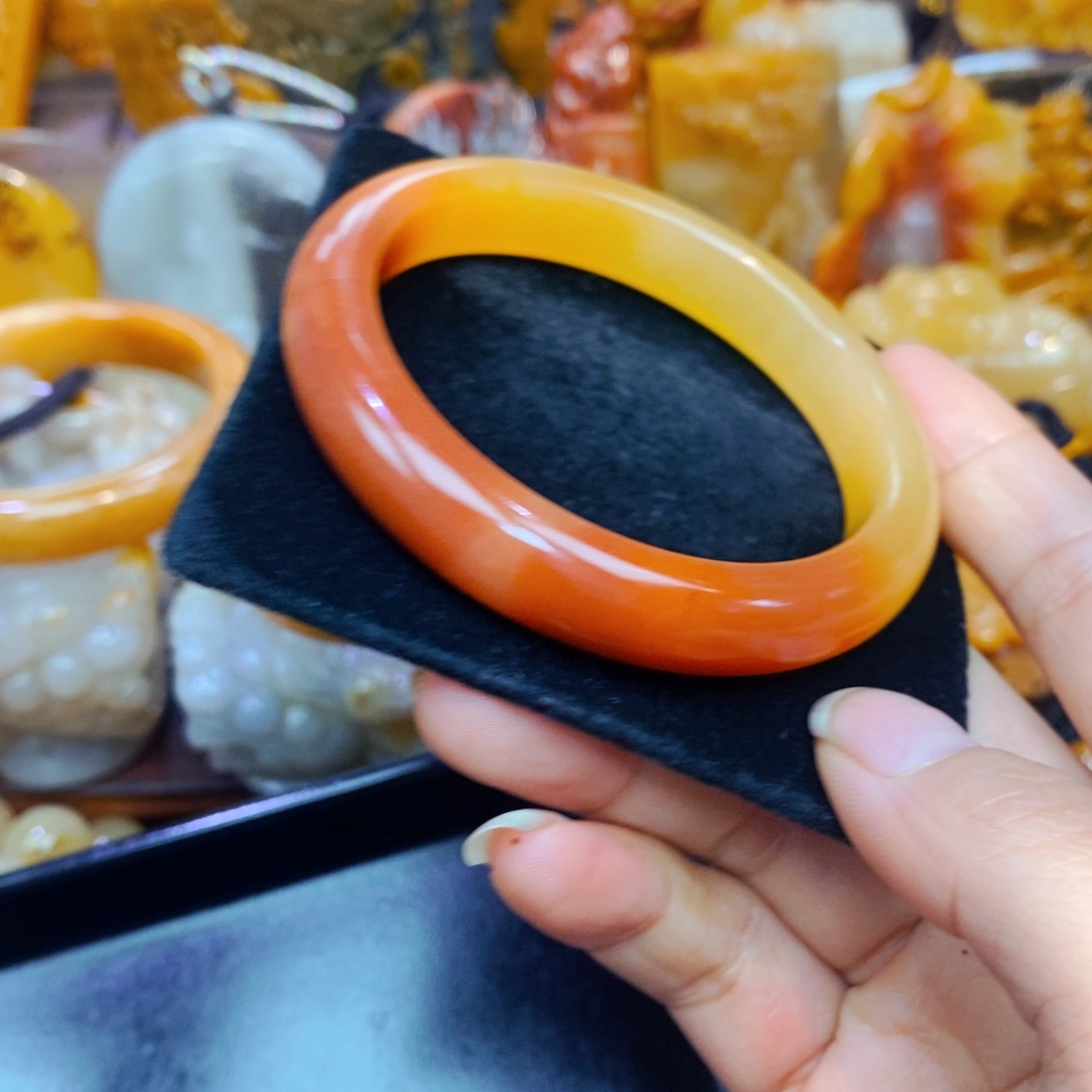 未镶嵌石英质玉（黄龙玉）手链