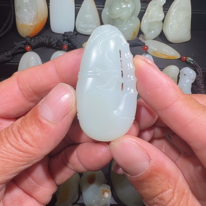 和田玉颈饰未镶嵌阳*?