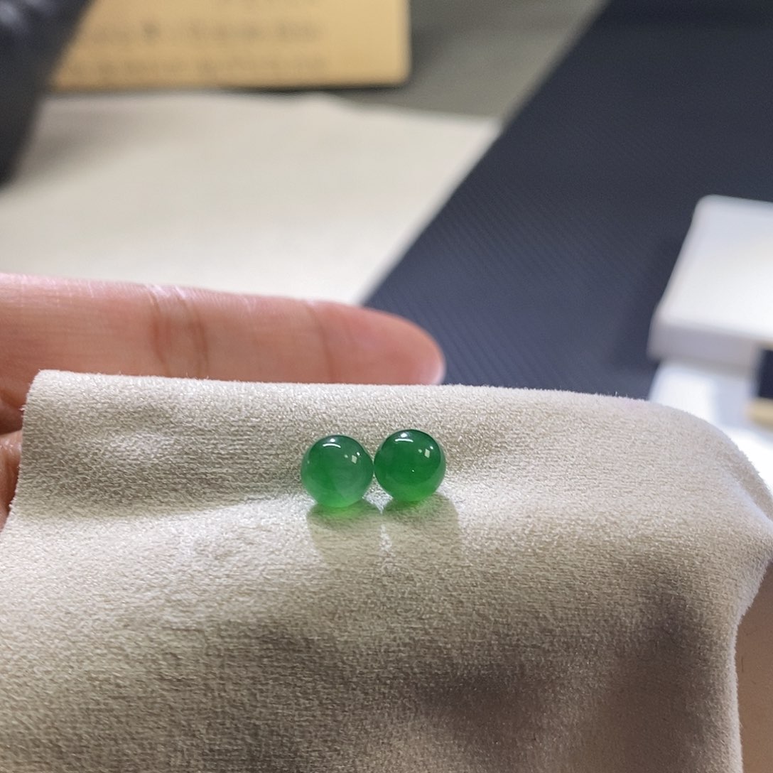 翡翠挂件未镶嵌海***?一对绿珠珠