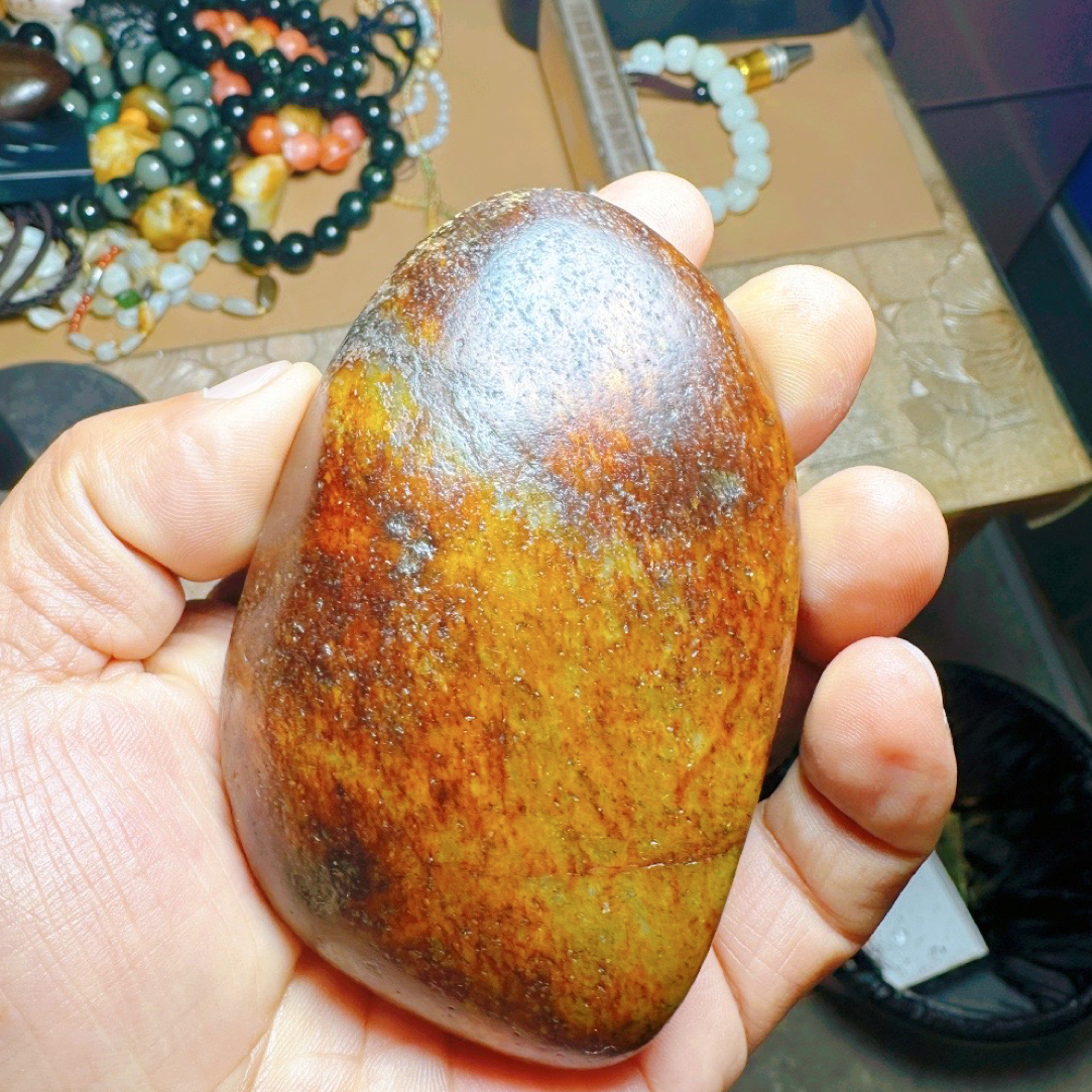 和田玉籽料原石，红油皮手把件