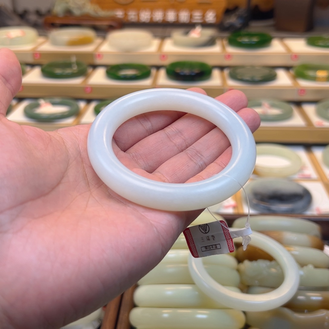 和田玉手镯未镶嵌拉**儿