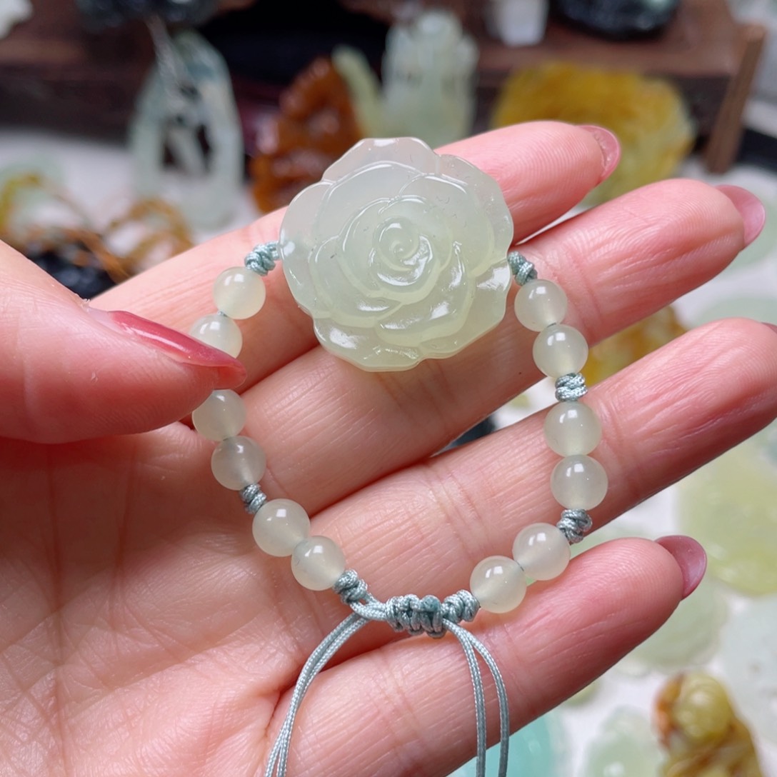 蛇纹石玉颈饰未镶嵌