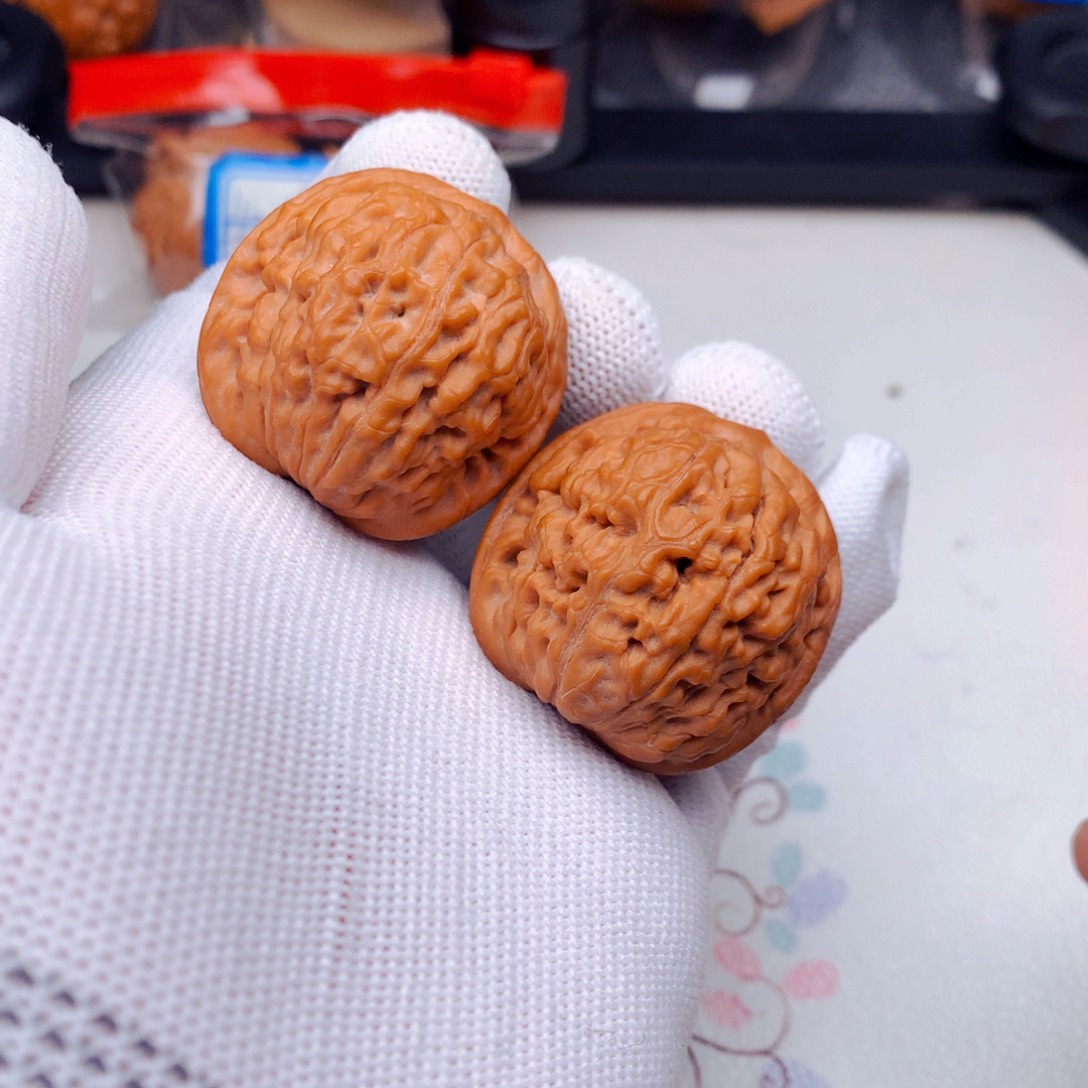 文玩核桃吊坠莲花