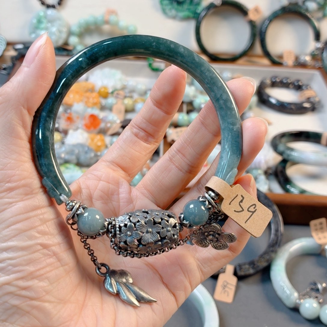 小***宝翡翠未镶嵌颈饰手串