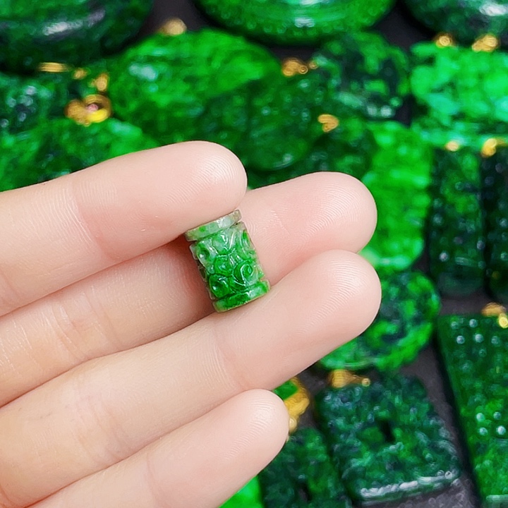 翡翠未镶嵌颈饰多样性