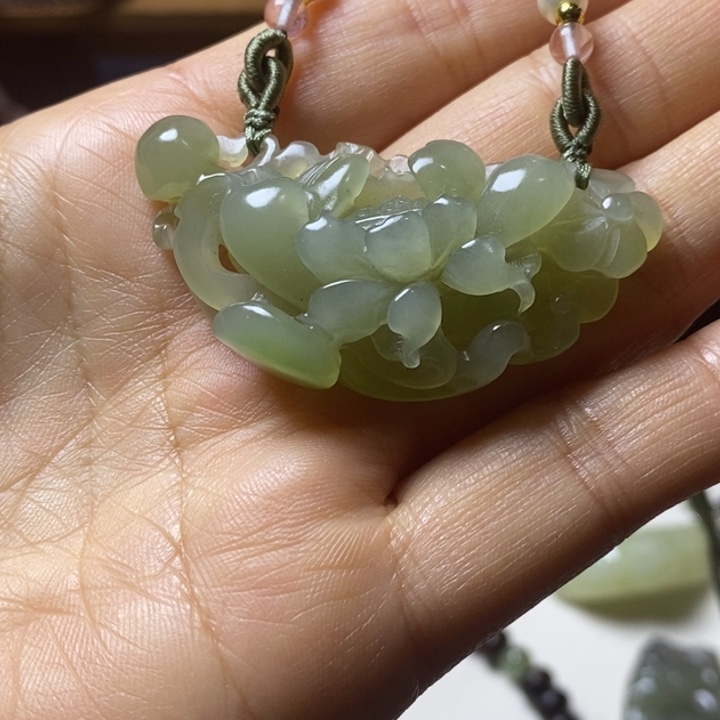 柠***草和田玉未镶嵌颈饰