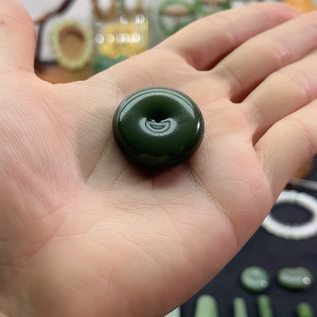 和田玉未镶嵌颈饰俄碧-鸭蛋青-平安扣