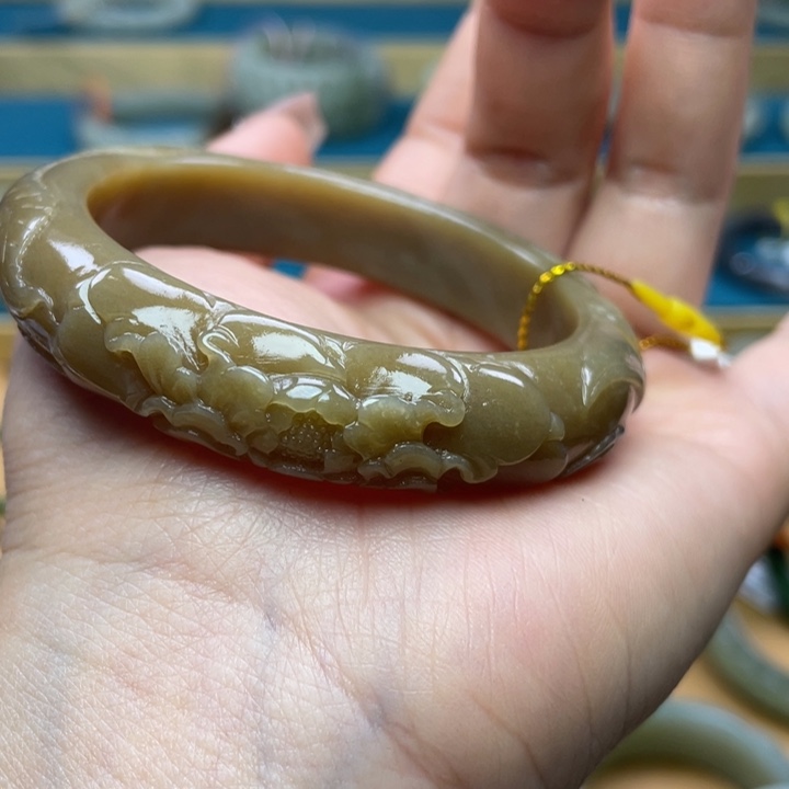 和田玉手镯54圈口。编号102未镶嵌