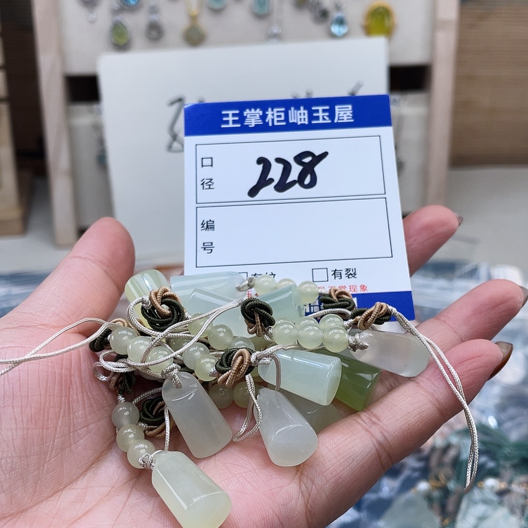 岫玉未镶嵌吊坠吊坠