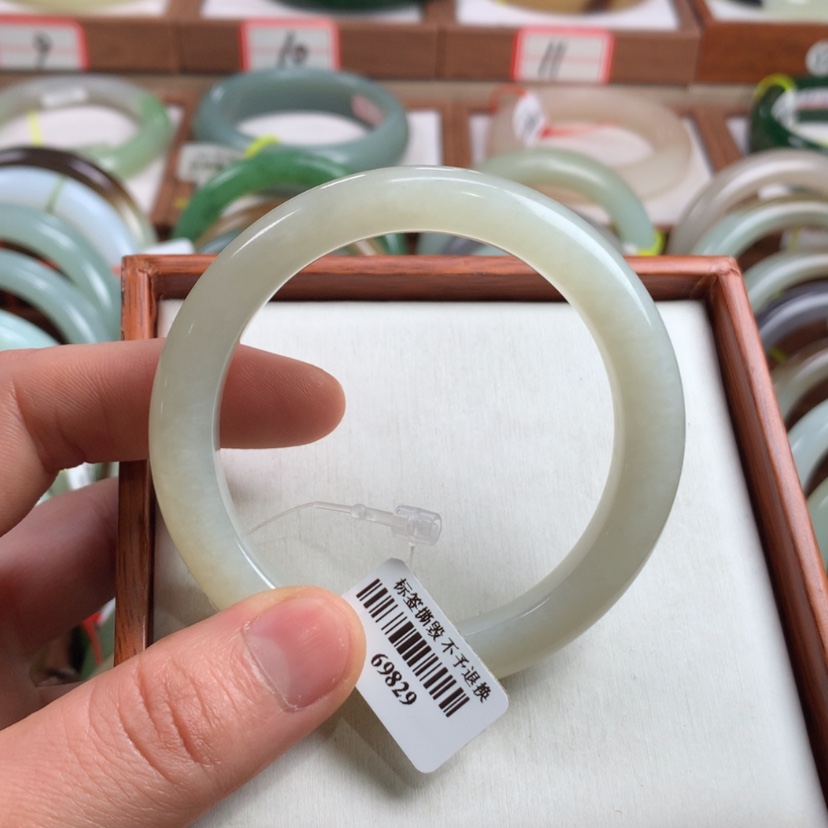 【闪购商品】和田玉手镯未镶嵌54