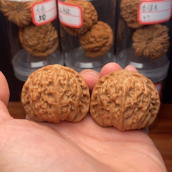 文玩核桃把件麻核桃球白白狮子42