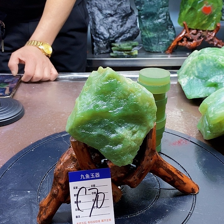 蛇纹石玉原石未镶嵌