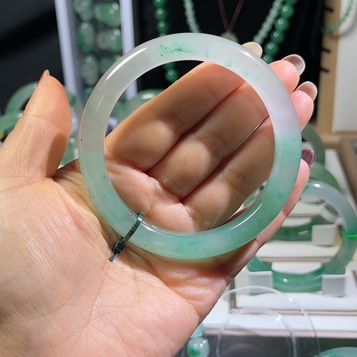 石英质玉手镯未镶嵌