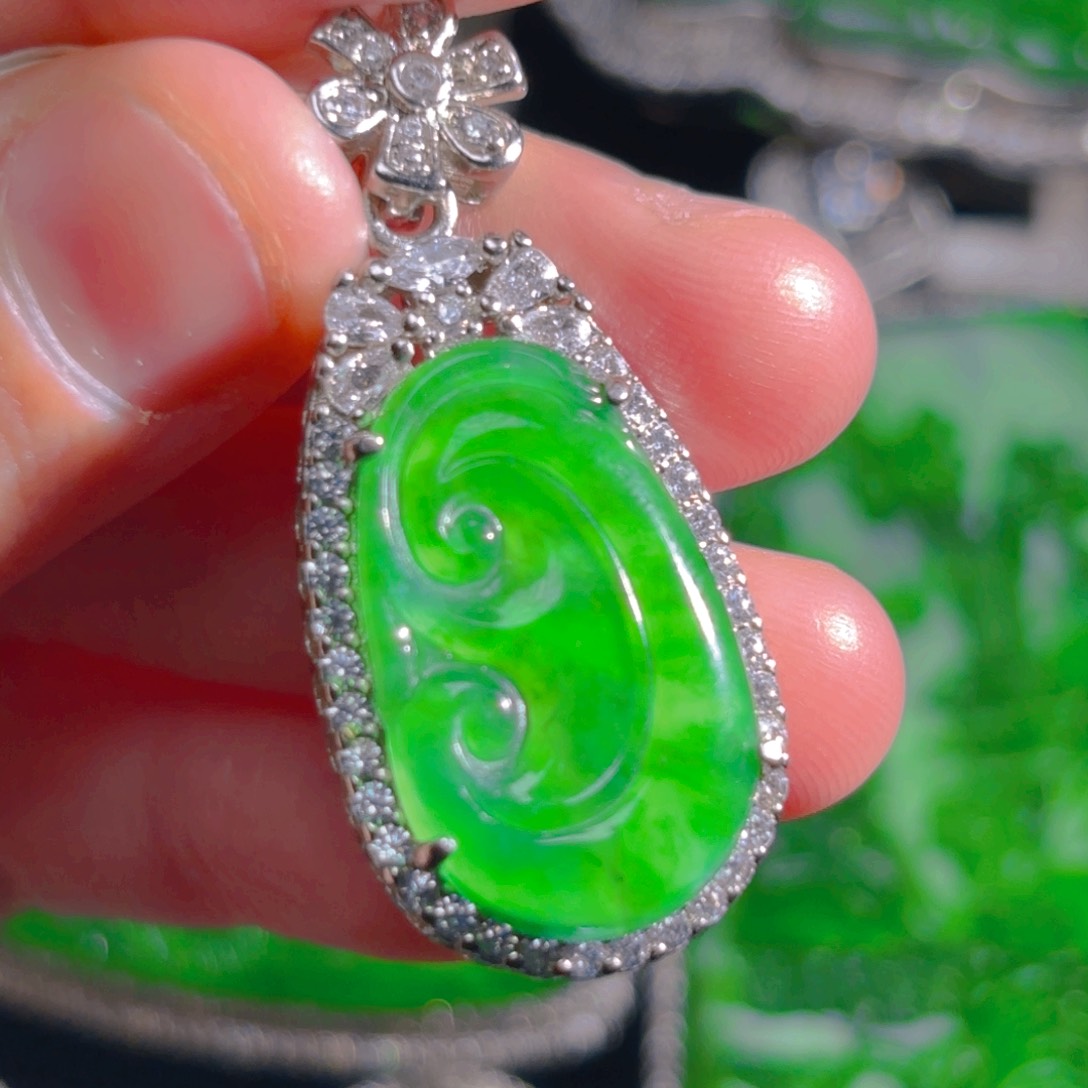 翡翠颈饰未镶嵌如意