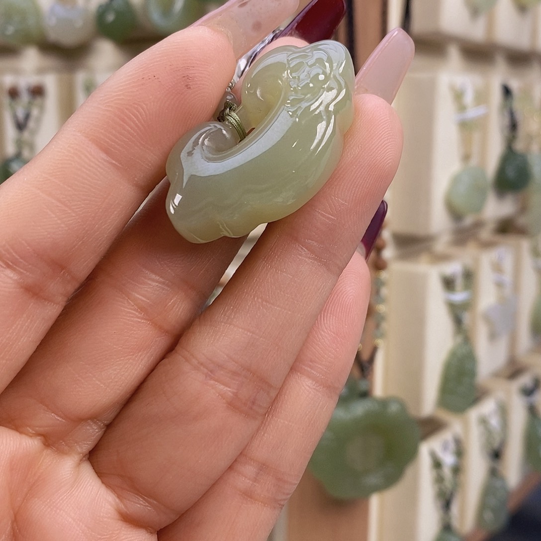 Н***和田玉未镶嵌颈饰