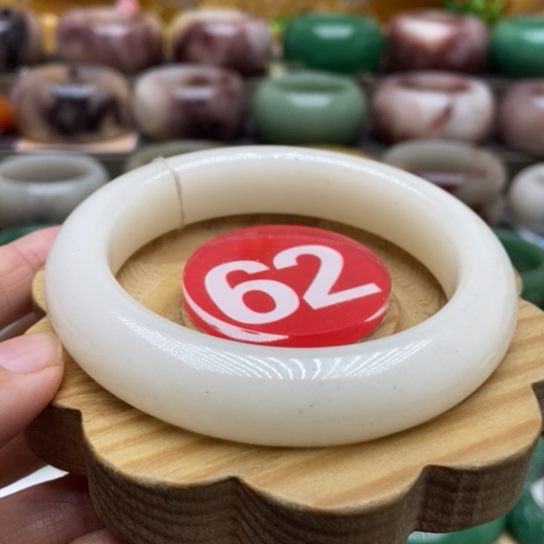 未镶嵌手镯石英质玉