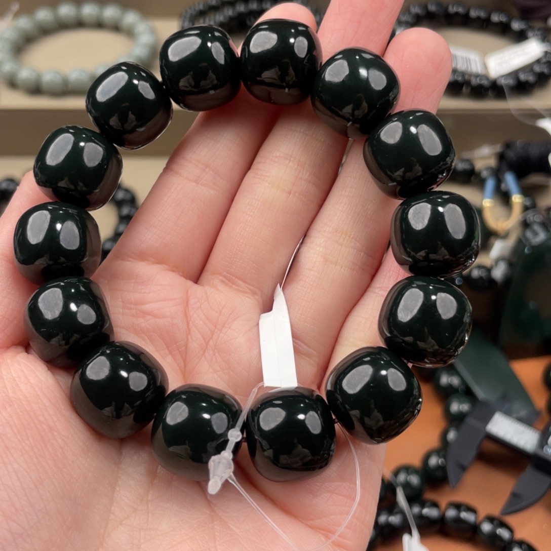 梦***人和田玉未镶嵌颈饰