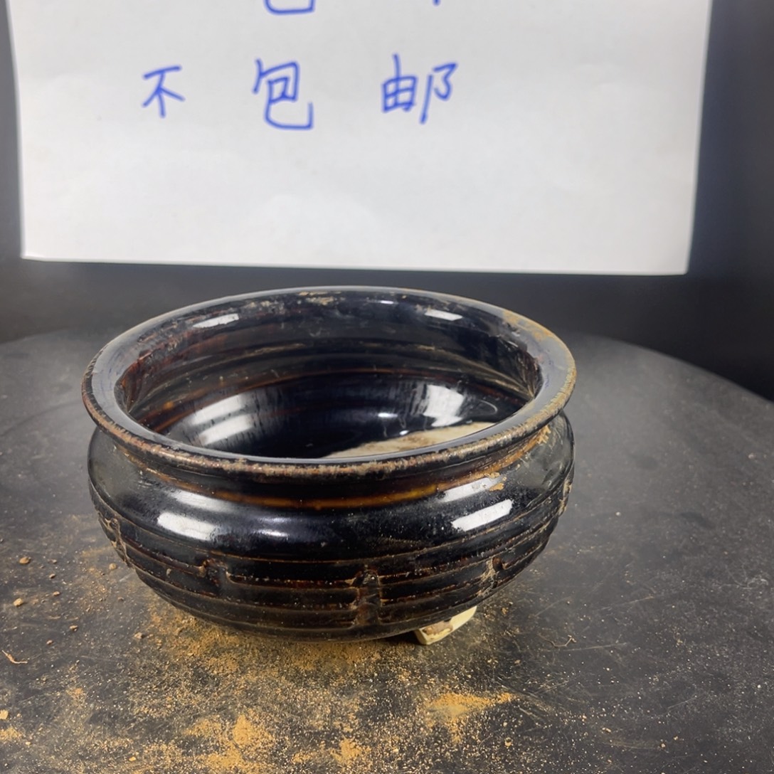 罐漂亮的小瓷器和