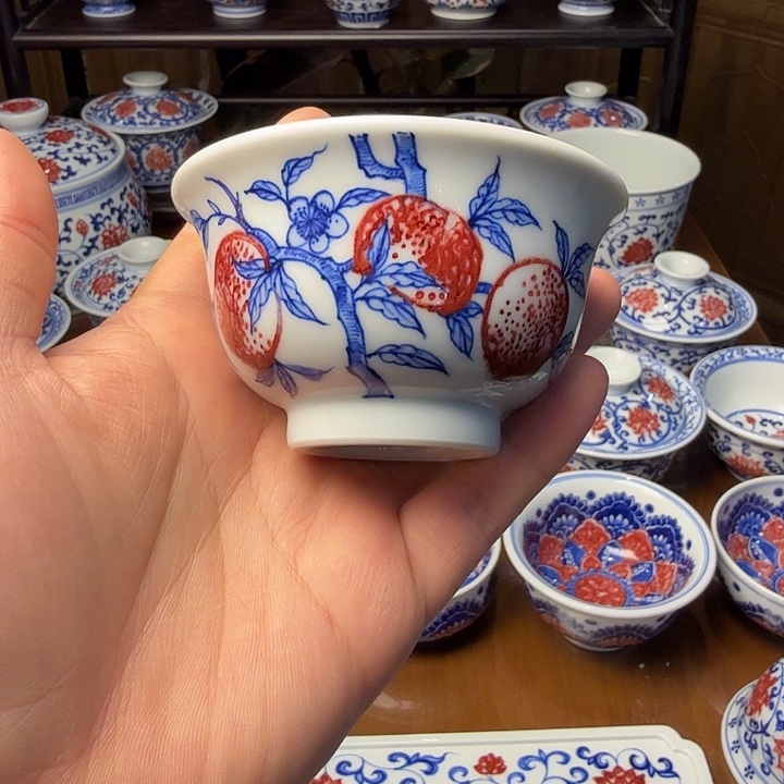 青花釉里红桃子压手杯