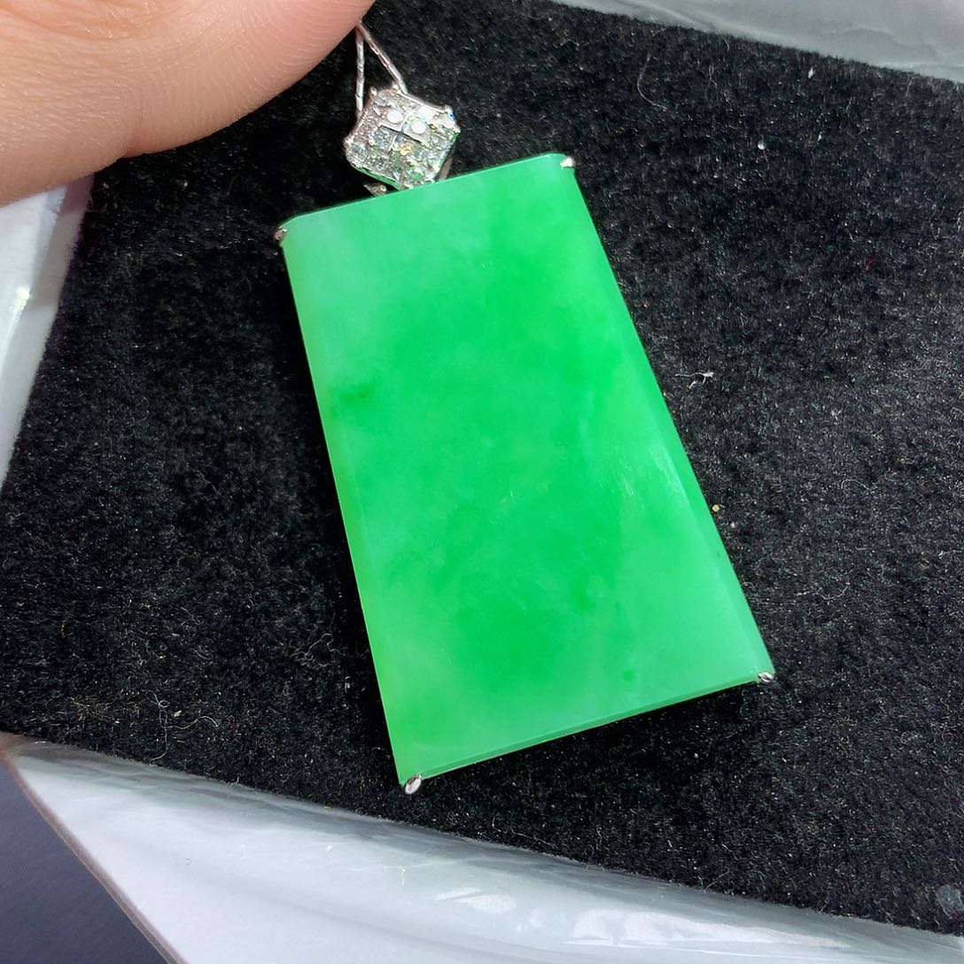 翡翠吊坠(赠链)18K金镶嵌