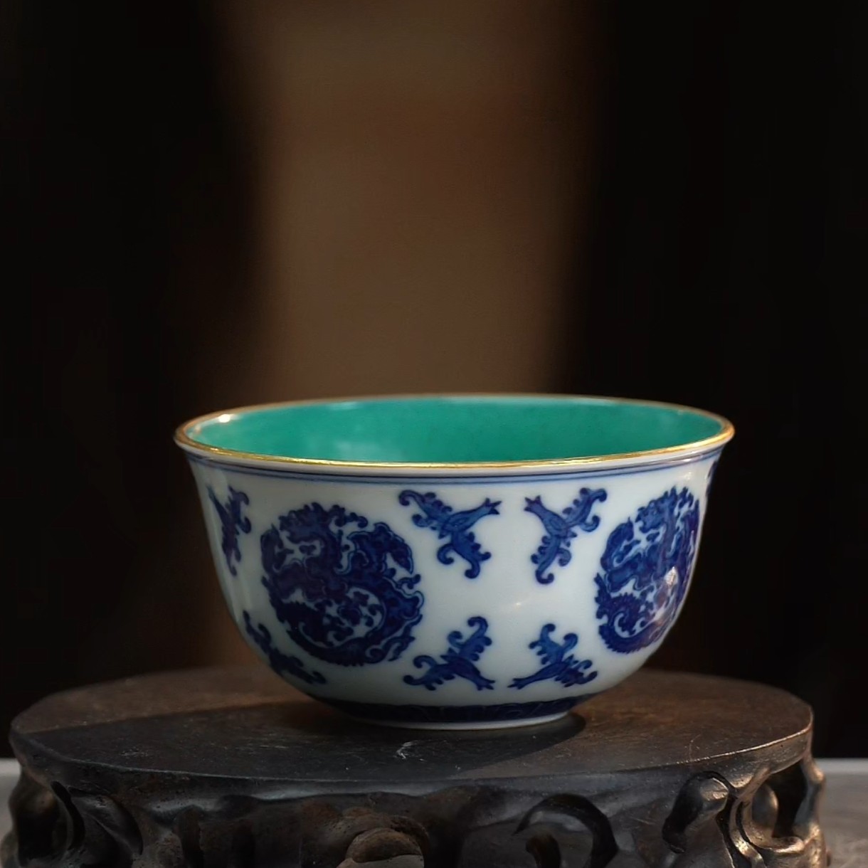 内松石绿釉外青花团龙纹杯