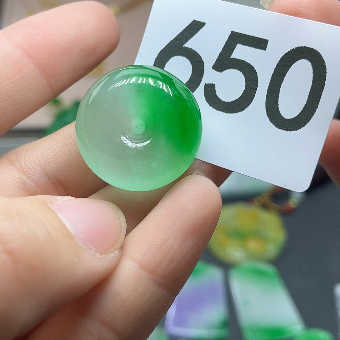 翡翠吊坠(赠链)未镶嵌